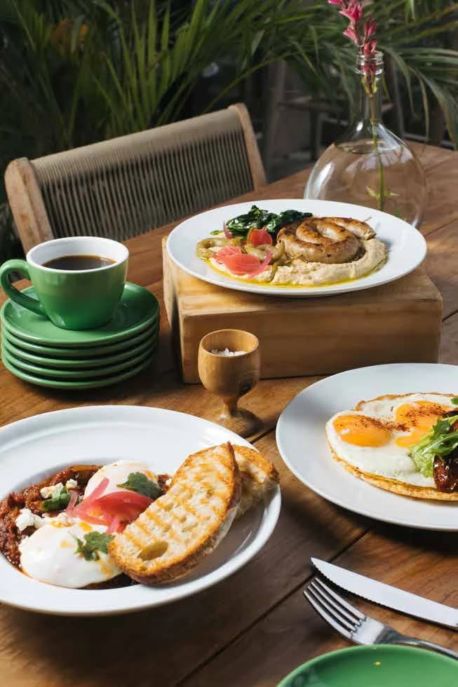 Platos de brunch sobre la mesa de Cofre