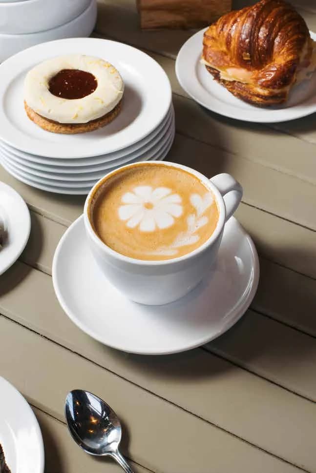 Café, medialuna y tostada servidos en Cofre