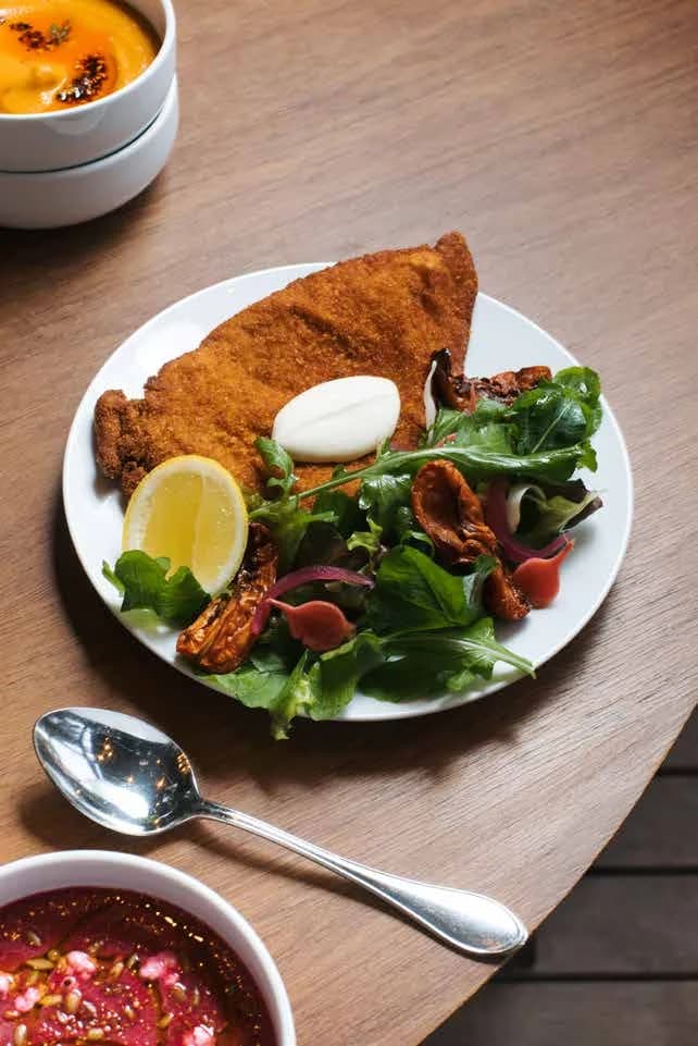 Milanesa con ensalada de estación