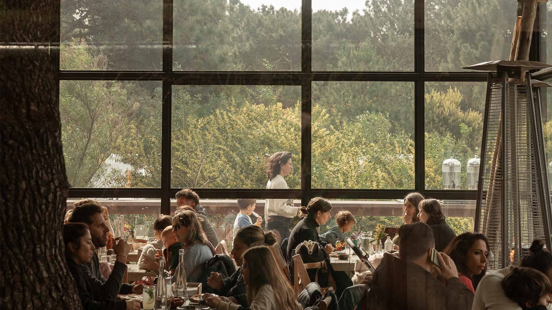 Miembros y visitantes compartiendo en el salón de Cofre